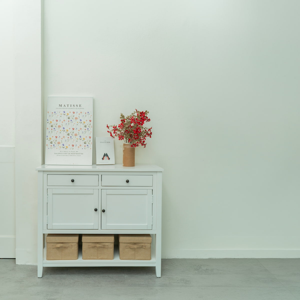 Room 1 - Tủ cabinet trắng và tranh Matisse